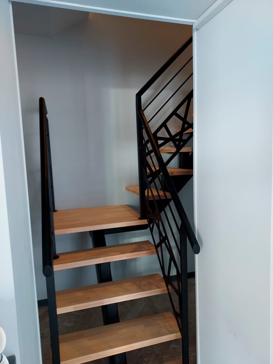 escalier intérieur acier-bois adapté aux surfaces réduites