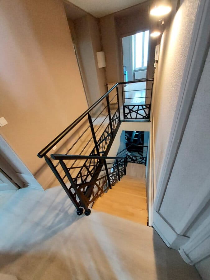escalier intérieur quart-tournant acier-bois adapté aux surfaces réduites
