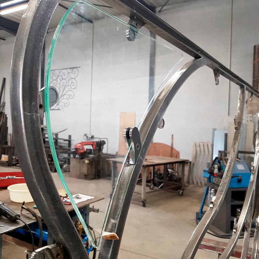 fabrication atelier garde-corps bi-matière acier verre avec pinces "usinées"