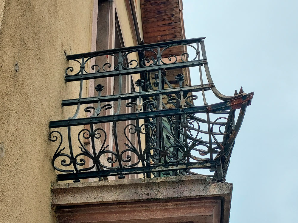Rénovation de garde-corps d'un balcon en fer-forgé-AVANT