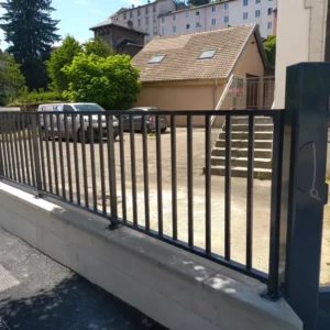 clôture métallique simple posée sur muret à montbéliard