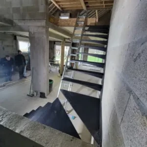 escalier terminé avec double limon métallique et marches en bois à baume-les-dames