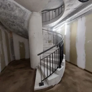 garde-corps pour escalier hélicoïdal en béton à l'utbm de Belfort