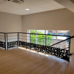 garde-corps intérieur en tôle découpée au laser pour bureau à Pont-de-Roide